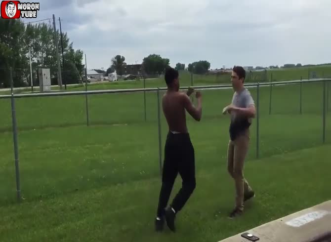 Video :He makes a genuinely violent gesture to stop the battle